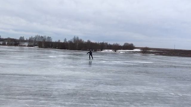 Фермер катается на коньках по заледеневшему полю смотреть онлайн