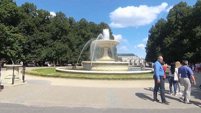 ШОУ МЫЛЬНЫХ ПУЗЫРЕЙ В ПАРКЕ / СМЕНА ПОЧЕТНОГО КАРАУЛА В ВАРШАВЕ смотреть онлайн