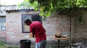 Свиная рулька в казане на костре