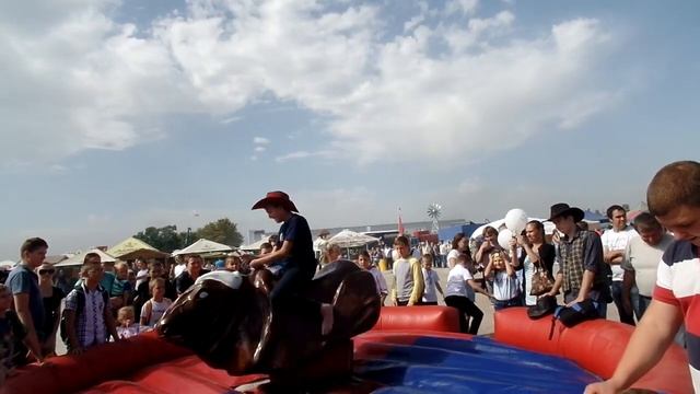 Атракцион "Механический бык Родео" Как удержаться? Самые смелые... смотреть онлайн