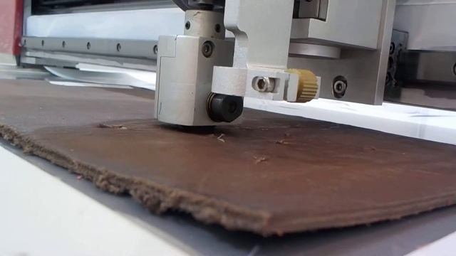 Резка толстой кожи 5 мм дисковым ножом на планшетном режущем плоттере NB-1215-Y смотреть онлайн