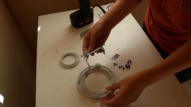 Натяжной потолок своими руками без спец. оборудования (Леруа Мерлен). Бюджетный ремонт комнаты. смотреть онлайн