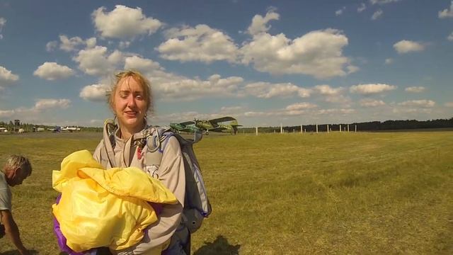 Прыжки с парашютом на аэродроме "Быньги" смотреть онлайн