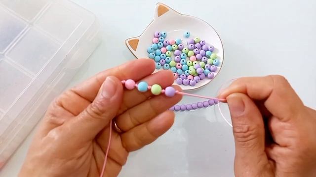 браслет из бусин для девочки. красиво и легко. смотреть онлайн