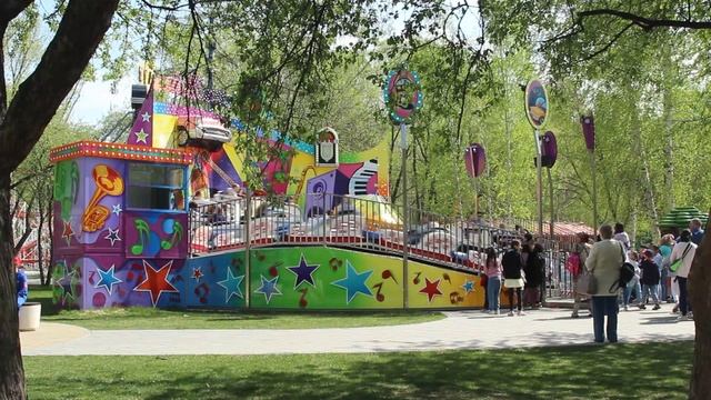 Классический аттракцион-карусель, который держит в тонусе вестибулярный аппарат смотреть онлайн