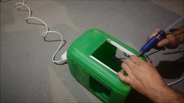 Как сделать кормушку для птиц из канистры