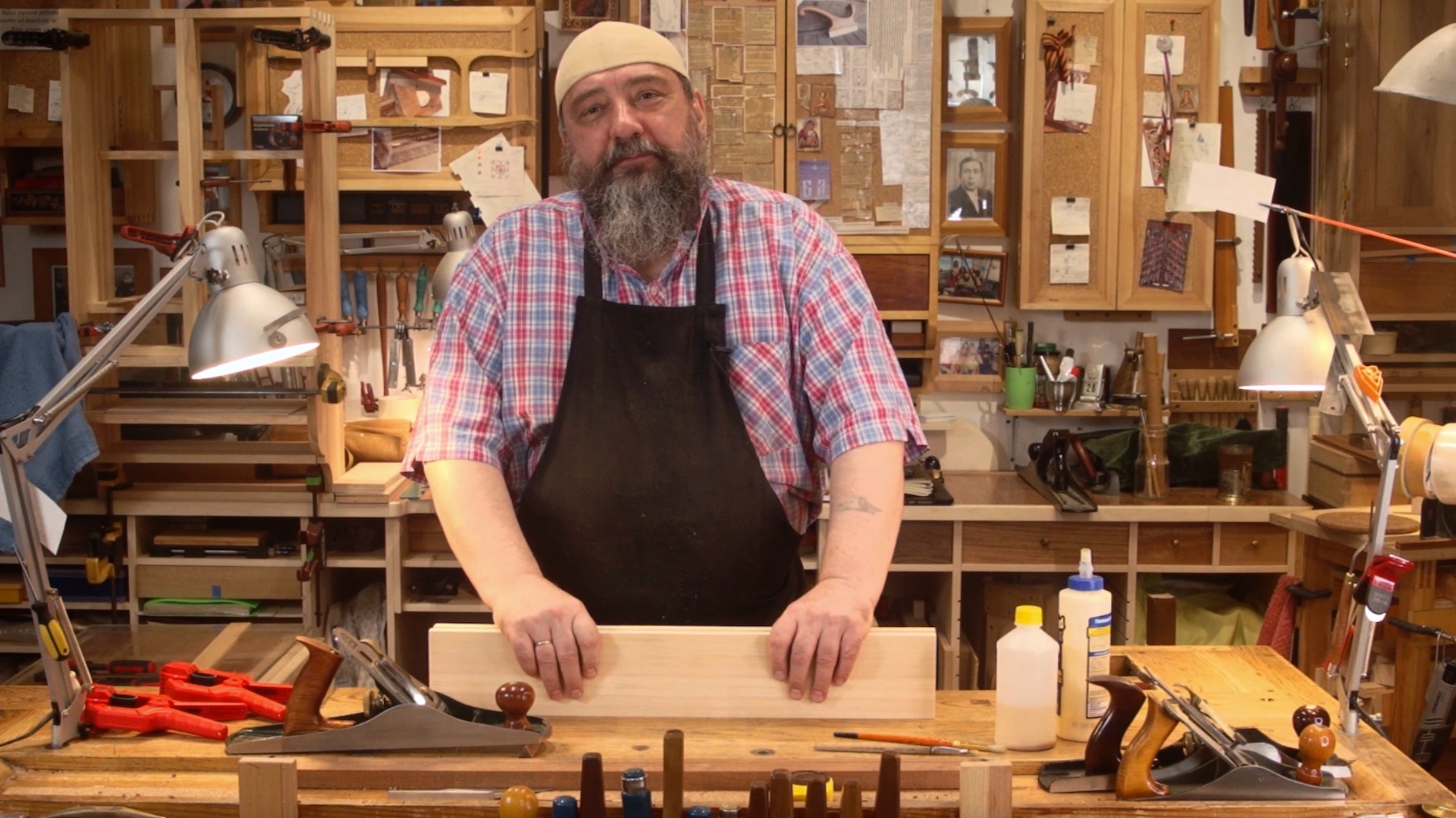 Как производится фанерование щита шпоном красного дерева | Мастерская Дельница | Фёдор А. Бондарев смотреть онлайн