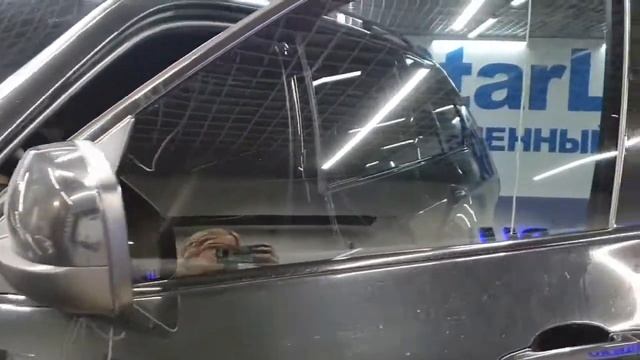 BMW X5 - бронирование фар, тонировка лобового стекла и боковых передних стекол пленкой Johnson 80% смотреть онлайн