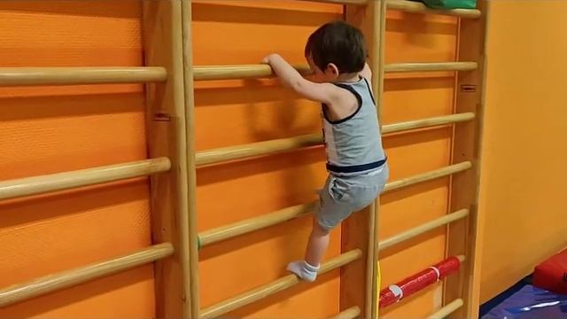 Тёма на гимнастике. 1 год 10 месяцев смотреть онлайн