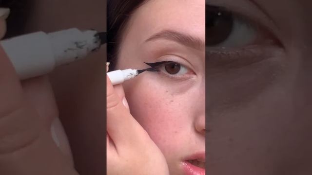 Необычные стрелки #макияж #стрелки смотреть онлайн