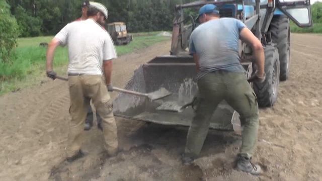 Ставят опоры для склада, тока. 05. 07. 2019 смотреть онлайн