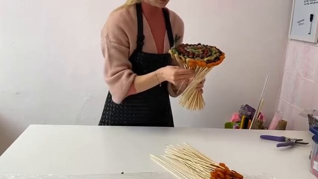 Мастер-класс букет из сухофруктов на устойчивой ножке | сборка и упаковка смотреть онлайн