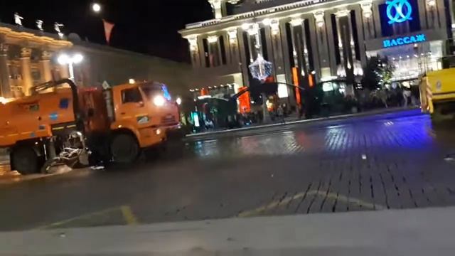 Поливалки едут после дня города в Екатеринбурге. Перед запуском транспорта смотреть онлайн