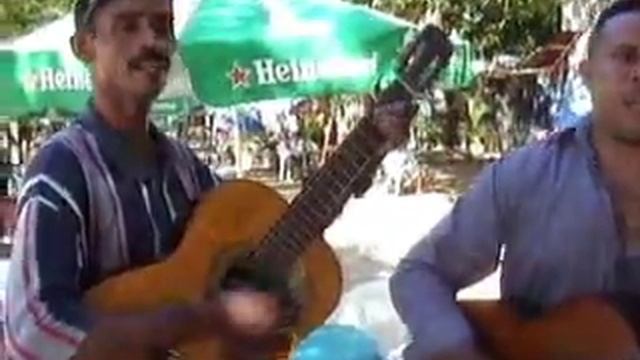 Grupo de Dominicanos cantan Bachata Tu Eres Ajena en vivo Playa de Sosua смотреть онлайн
