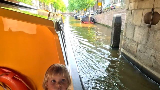 ТРОЕ В ЛОДКЕ! ЗА 18 € проплыли весь Амстердам! смотреть онлайн