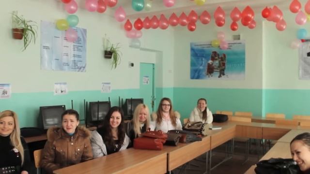 Скромный сюрприз любимым одноклассницам на 8 Марта смотреть онлайн