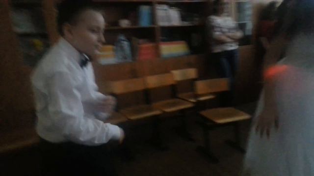 Вот как надо танцевать на празднике Новый год !!!!!!!!!! В школе . Берите пример с этого мальчика . смотреть онлайн