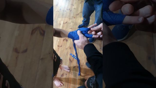 Правильно бинтуим руки молодого бойца смотреть онлайн