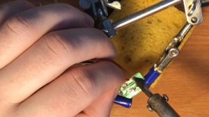 Как в домашних условиях выпаять, и впаять кнопку и др. ( запаять конденсатор , резистор , диод итд)