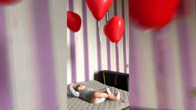 Малыш в 6 месяцев играет с воздушными шарами/ Play with ballons смотреть онлайн