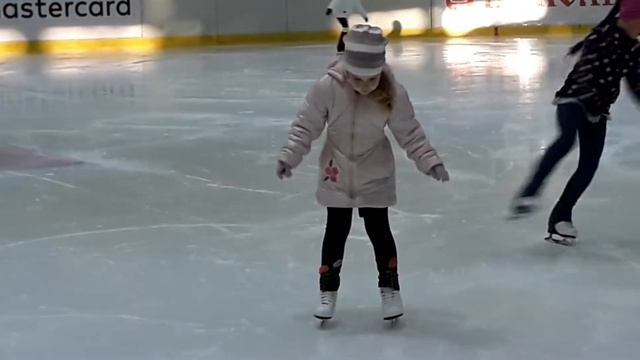 Как научиться кататься на коньках? Фигурное катание. Один из первых выходов на лёд. смотреть онлайн