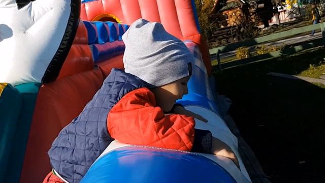 ЛукиMAN гуляет и играет в парке - Мальчик с мамой смотреть онлайн