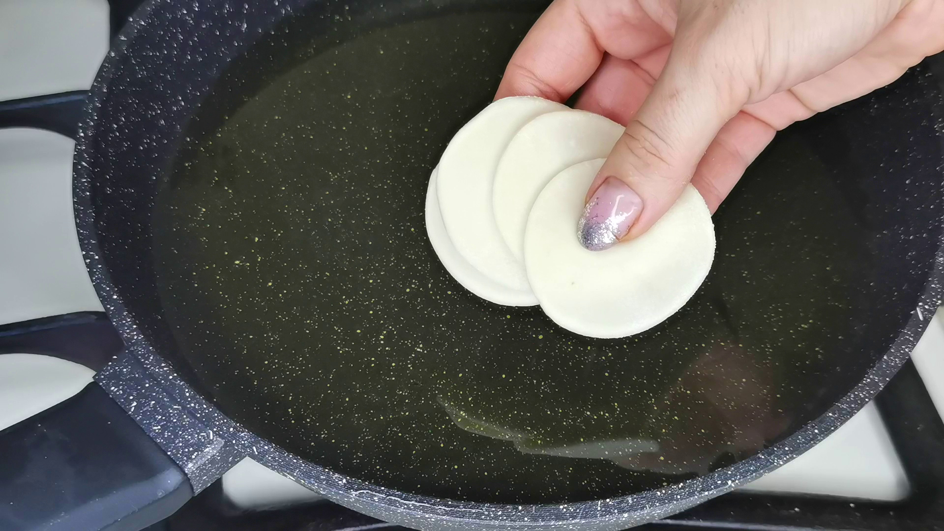 Необычное использование пельменных кожиц. Невероятно простой и вкусный рецепт. смотреть онлайн