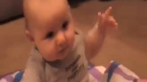 малыш упал со смеху