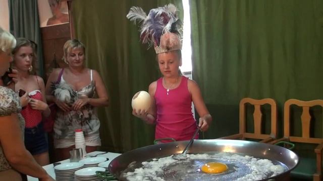 Глазунья из страусиного яйца на страусиной ферме смотреть онлайн