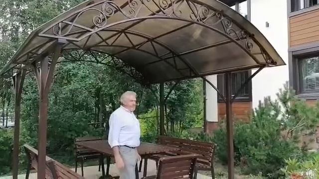 Аккуратный навес для садовой мебели