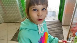 Игровой автомат с игрушками. Как достать мягкую игрушку из автомата.