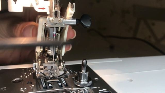 Как установить шагающую лапку. Верхний транспортер Janome. Горизонтальный челнок смотреть онлайн