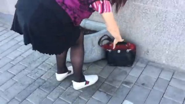 женщина писает в центре Ростова