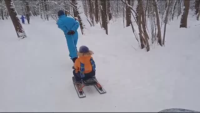 Гоняем по парку на снегокате смотреть онлайн