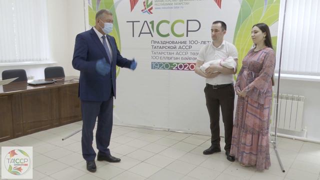 Ровно сто. В год столетия образования ТАССР сотого новорожденного в Заинске назвали Патимат смотреть онлайн