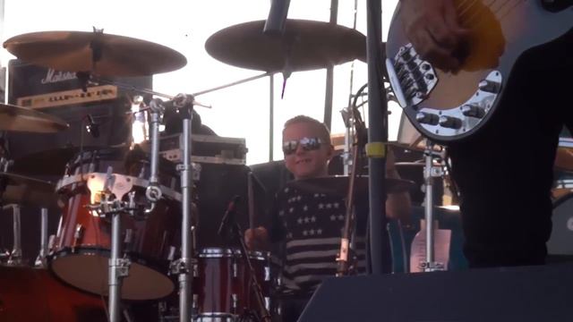 AC/DC - LIVE (8 Year Old Drummer) Highway To Hell