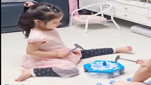 Save the Penguin on ice, Beating Ice Blocks / kids Games / Brain Development. Little Challenger смотреть онлайн