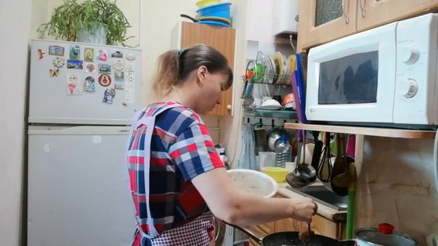 Пеку хлеб и жарю катлеты. смотреть онлайн