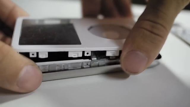 Apple iPod 5th Generation Classic 30GB disassembly for repair or upgrade смотреть онлайн