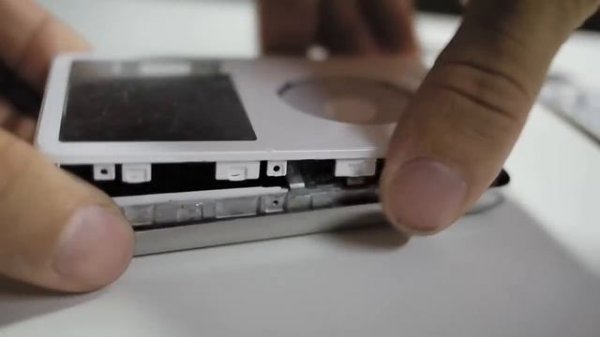 Apple iPod 5th Generation Classic 30GB disassembly for repair or upgrade