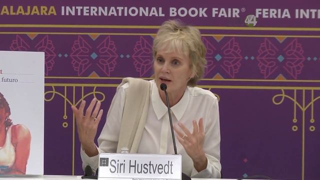 Lectores abarrotan sala donde se presentó la novelista estadounidense Siri Hustvedt смотреть онлайн