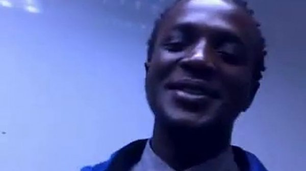 Негр поет красивая песня