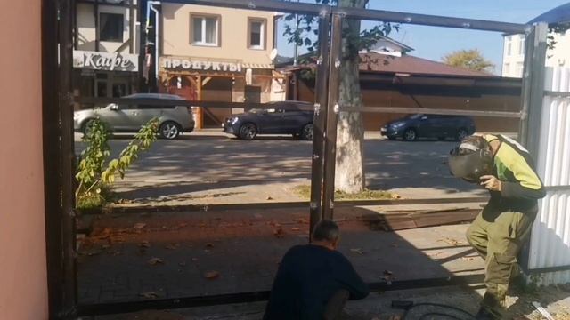 распашные ворота из профильной трубы и цветного профнастила своими руками смотреть онлайн