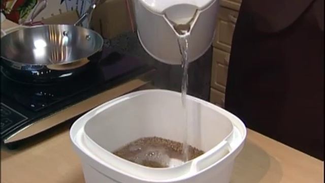 Женщина мечтает об уникальной посуде TUPPERWARE