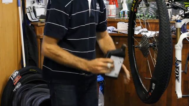 How to install tubeless mountain bike tyres with Subaru-MarathonMTB.com смотреть онлайн