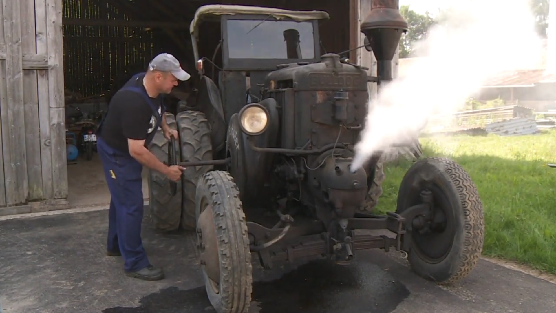 Запуск легендарного трактора 1933 года, работающего на сырой нефти. Трактор с нефтяным двигателем. смотреть онлайн