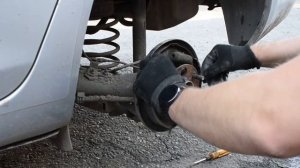 Замена задних тормозных колодок. Тойота Ярис.