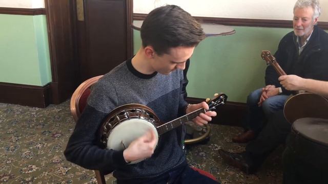 Playing George Formby's 'Big' Gibson UB3 Banjo Ukulele смотреть онлайн