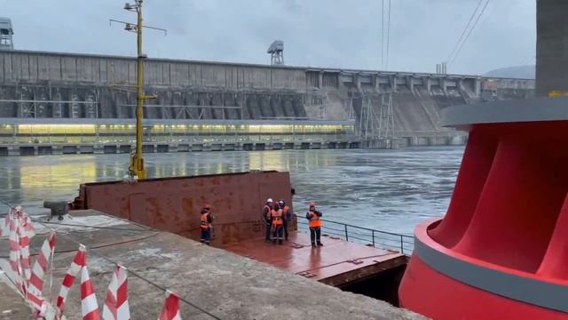 Разгрузка нового рабочего колеса Красноярской ГЭС смотреть онлайн