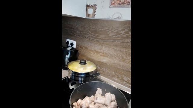 Свинные рёбрышки в казане/ пюре картофельное. смотреть онлайн